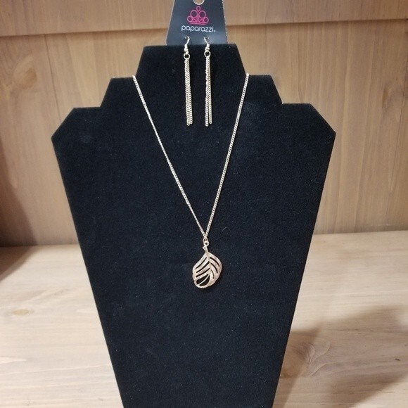 NWT Paparazzi Goldtone Feather Design Long Necklace and Earring Set - Picture 1 of 1